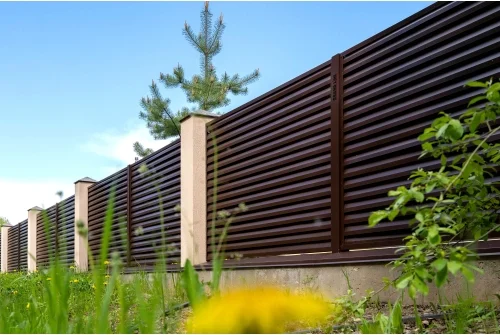 Декоративная накладка на столб универсальная угловая 80х80 для забора жалюзи 0,45 Drap ST RAL 8017 шоколад (2,5м)