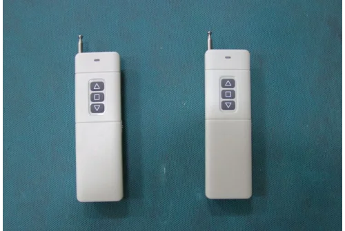 Лестница чердачная ножничная FAKRO LCS-E (CH) 70х120/300 (металлическая, с автоматической системой управления с пульта)