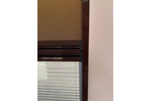 Штора+москитная сетка FAKRO AMD Duet 55x170 (коричневые направляющие RAL 8017, штора коричневая blackout RAL 1603)